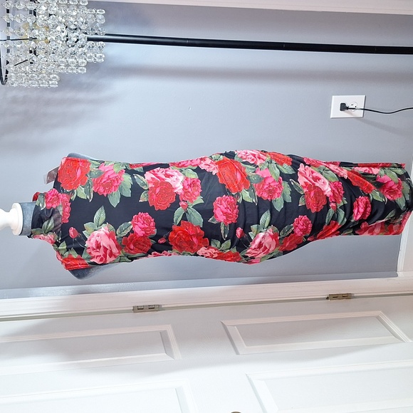 Cupio Dresses & Skirts - Cupio Blush Sleeveless Black with Red Roses Bodycon Dress